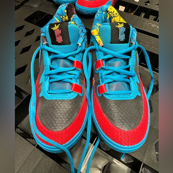 Nike Kyrie 8 GO SE Basketball Shoes - Picture 2 of 7